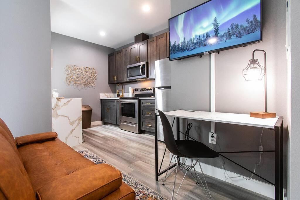 Professionals-restaurants-fastwifi-a C-desk- Pets Apartment